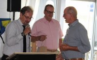 Ehrung des Ehrenmitglieds Walter Betz durch Karl Baierl und Christian Heinrichs (2. Vorsitzender)